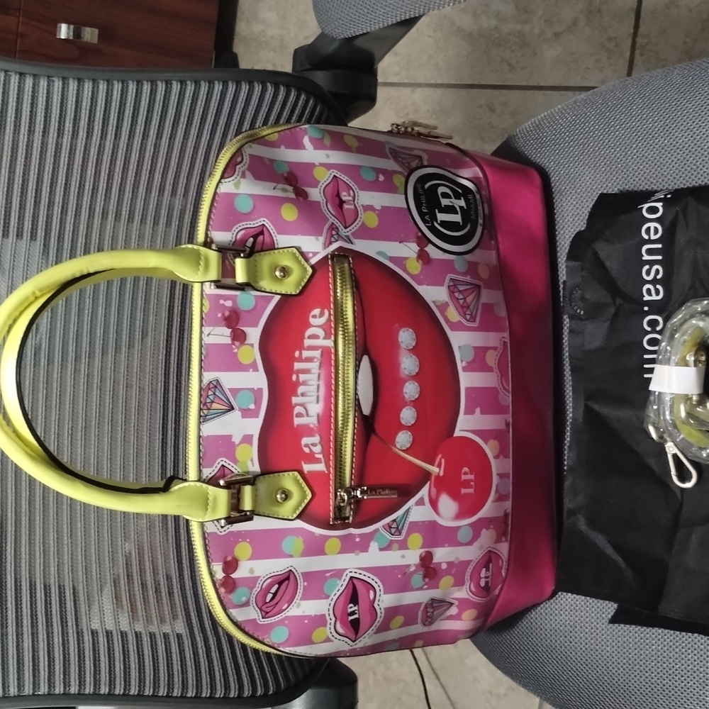 La Philipe Piece Of Art Purse- Juicy Lips Collection - Picture 2 of 2